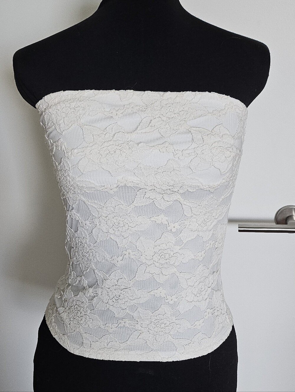 Delyle Noir Gyaru Stretchy Strapless White Lace Tube Crop Top